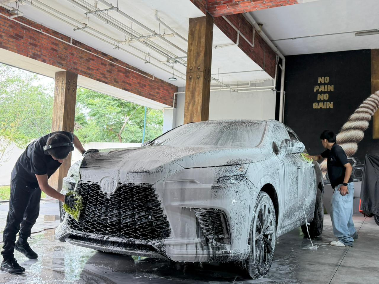 prelavado y descontamincación de camioneta bmw car detailing